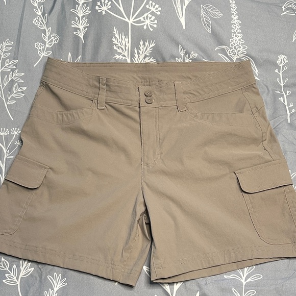 Eddie Bower Women's Tan Cargo Shorts sz 10 - Picture 1 of 5